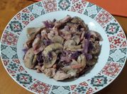 Una foto de col morada con pollo