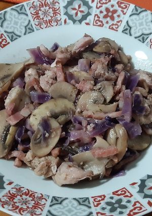 Una foto de Pollo con champiñones, bacon y lombarda