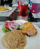 Pollo al horno con ensalada de rábano rojo