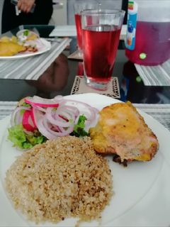 Una foto de Pollo al horno con ensalada de rábano rojo