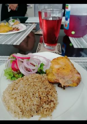 Una foto de Pollo al horno con ensalada de rábano rojo