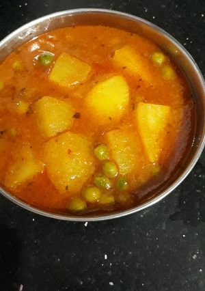 A picture of Potatoes peas vegetable.
