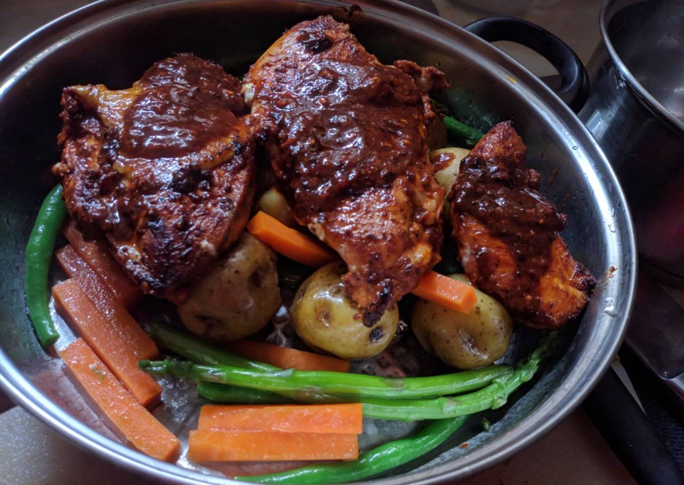 Pollo al horno con papas asadas y verduras