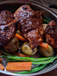 Una foto de Pollo al horno con papas asadas y verduras