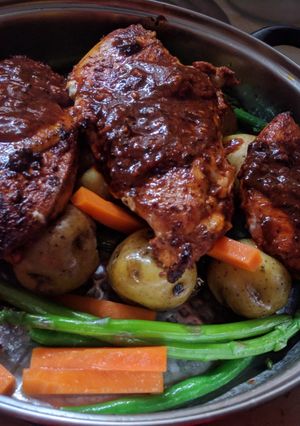 Una foto de Pollo al horno con papas asadas y verduras