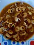 Calamares con tomate, almejas y gambas