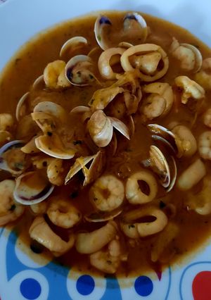 Una foto de Calamares con tomate, almejas y gambas