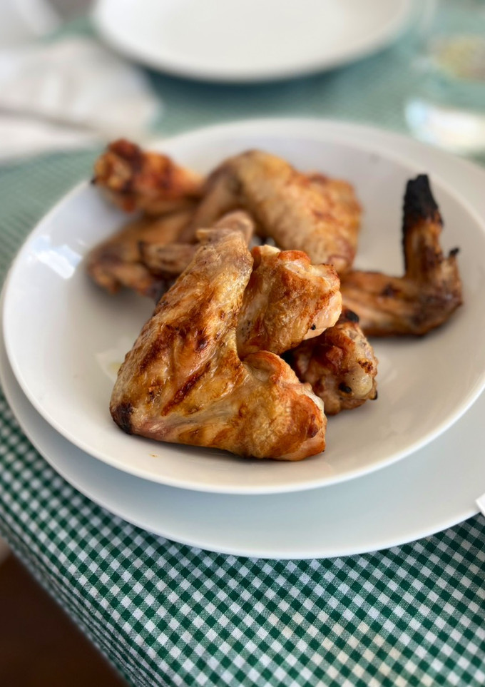 Una foto de Alitas de pollo a la parrilla - barbacoa