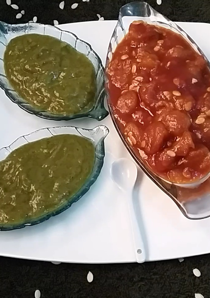 A picture of Plum sauce in two different way.