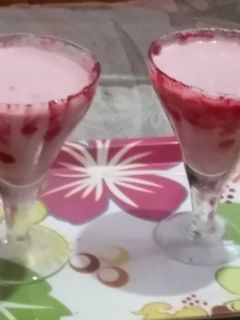 स्ट्रॉबेरी शेक (strawberry shake recipe in Hindi) रेसिपी मुख्य फोटो
