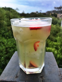 Una foto de Limonada de albahaca y frutilla