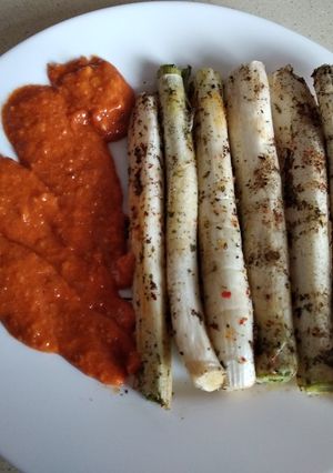 Una foto de Calçots con salsa