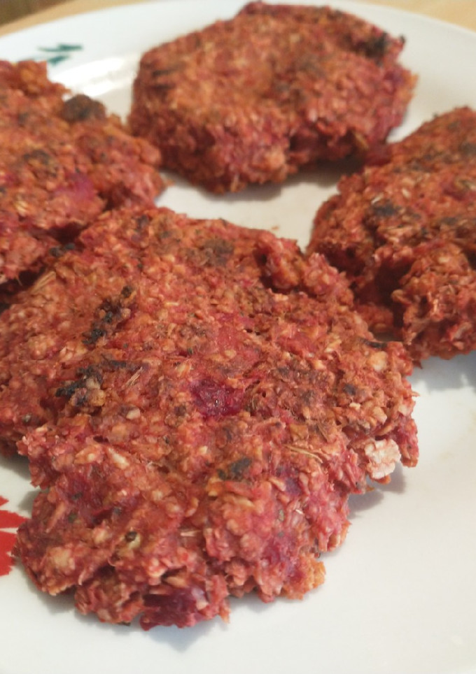 Una foto de Hamburguesas veganas de zanahorias, remolacha y avena