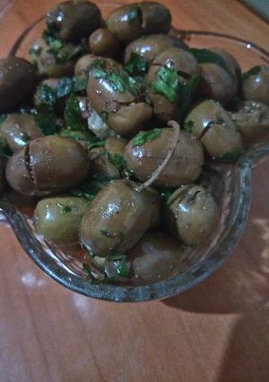 صورة لوصفة زيتون أخضر مفرشخ (مدڨدڨ) بالأعشاب