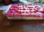 Una foto de cheesecake con cerezas