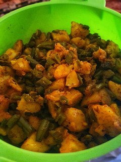 फ्रेंच बीन्स और आलू की मसालेदार सब्जी (french beans aur aloo ki masaledar sabzi recipe in Hindi) रेसिपी मुख्य फोटो