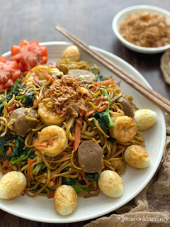 A picture of Chinese Birthday Noodles.