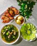 Cơm nhà đơn giản: canh rau tập tàng nấu thịt,sườn muối chiên, trứng vịt kho, dưa leo ăn kèm