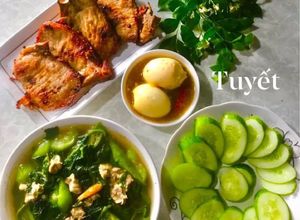 Hình của món Cơm nhà đơn giản: canh rau tập tàng nấu thịt,sườn muối chiên, trứng vịt kho, dưa leo ăn kèm.
