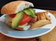 Una foto de pechuga pollo palta