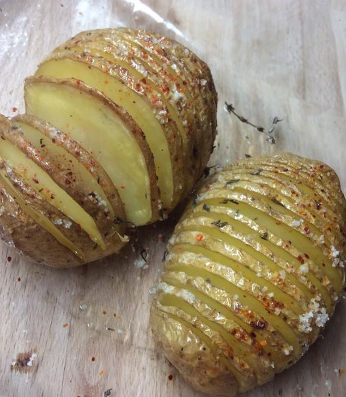 Une photo de Pomme de terre rôtie au four à l'huile de truffe du Périgord