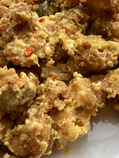 Foto resep Ala Resto: Ayam goreng saus telur asin, pedas gurih wangi, buat Imlek pas juga ^^