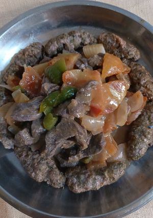 صورة لوصفة كفتة ولحمة شقفة مع البصل والبندورة