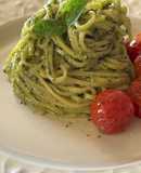 Pasta al pesto con pomodoro