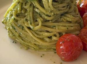 Una foto de Pasta al pesto con pomodoro