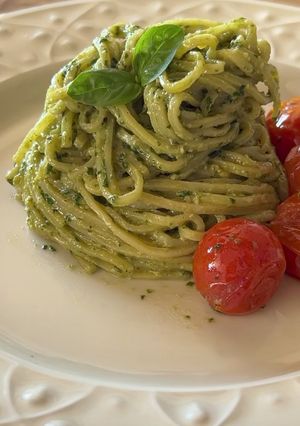 Una foto de Pasta al pesto con pomodoro
