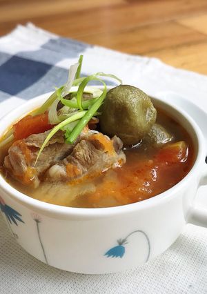 Hình của món Sườn non nấu sấu.
