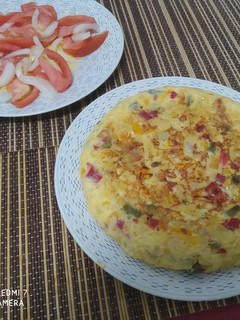 Una foto de Tortilla de pimientos, cebolla, y patata,