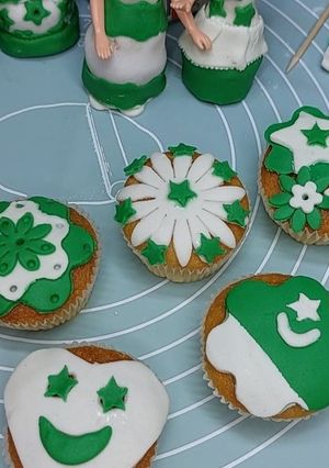 A picture of Ready-made cupcakes with Fondant topper independence day theme.