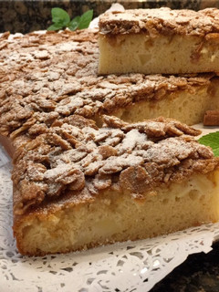 Foto principal de Tarta de manzana y nata con glaseado de almendra