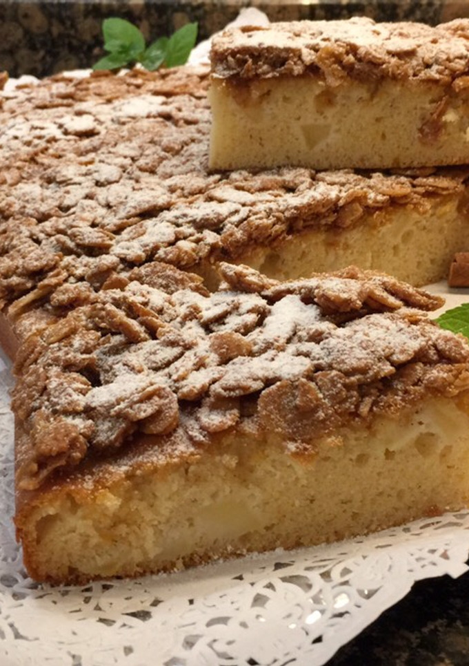 Una foto de Tarta de manzana y nata con glaseado de almendra