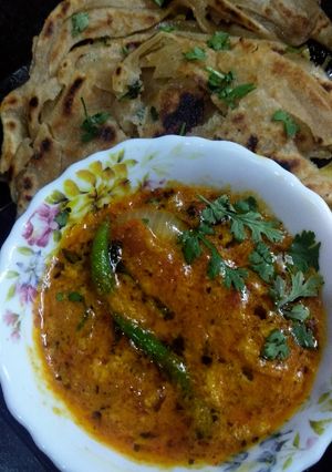 A picture of Malai tadka with laccha paratha.