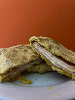 Una foto de Milanesas de jamón y queso
