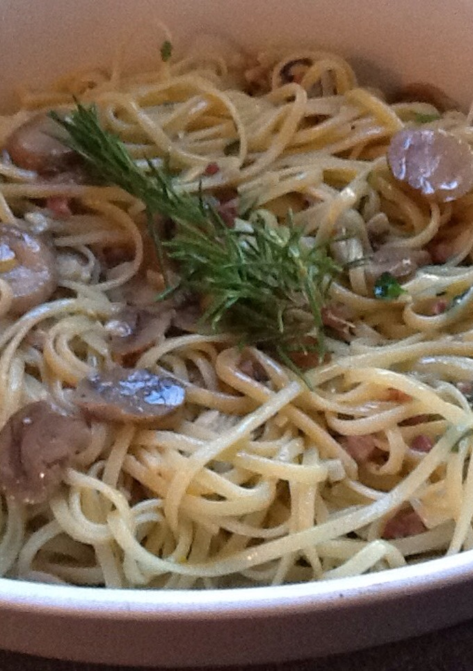Una foto de Tallarines con jamón y champiñones al ajillo