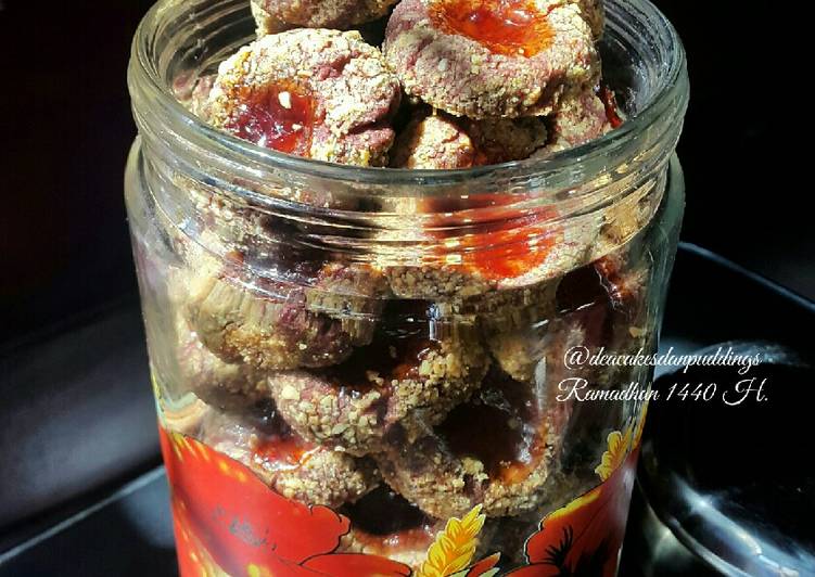 Cara Gampang Membuat Crunchy Strawberry RedVelvet Almond Thumbprint Cookies, Lezat