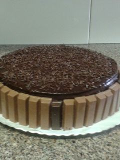 Una foto de Bizcocho de chocolate con kitkat