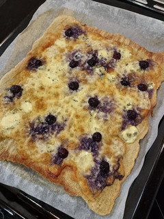 Una foto de Pizza de queso y arándanos (masa de quinoa)