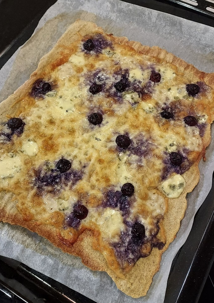 Una foto de Pizza de queso y arándanos (masa de quinoa)