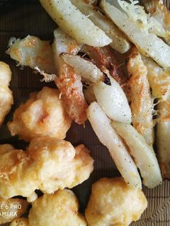 Tempura bundás hús, sült sajtos karalábé hasábbal gluténmentesen recept fotója