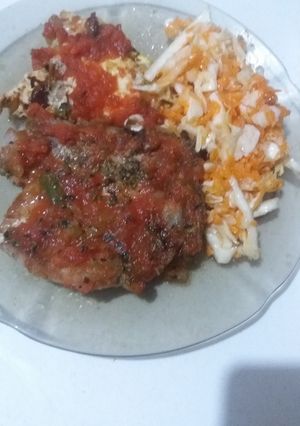 Una foto de Costeletas de cerdo con salsa roja y huevo