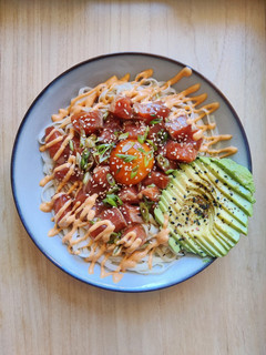 Una foto de Noodles con salmón
