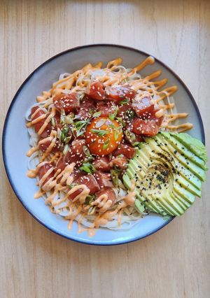 Una foto de Noodles con salmón