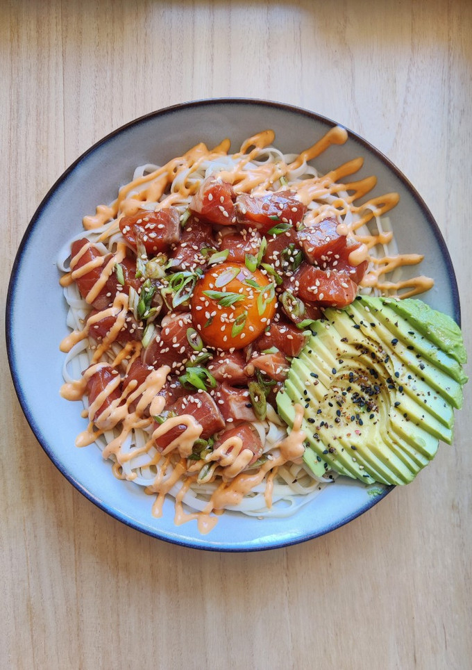 Una foto de Noodles con salmón