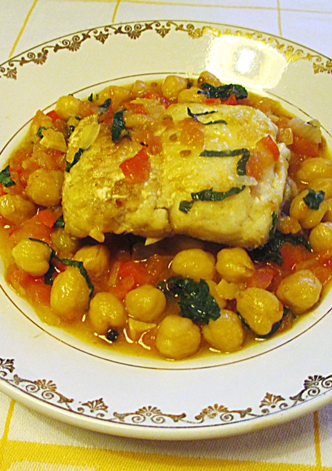 Una foto de Guiso de garbanzos con merluza para la Cuaresma
