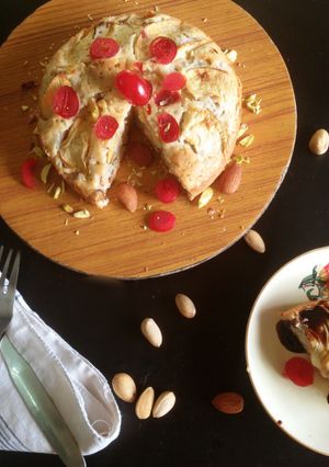 A picture of Pistachios apple cherry cake.