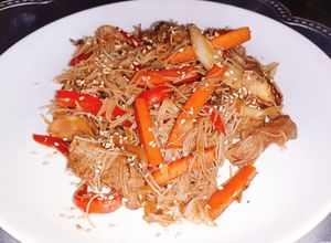 Una foto de Yakisoba fideos fritos